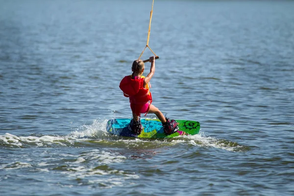 Kiteboarding Wake Park Barn Lär Sig Att Skate Bild Vattnet — Stockfoto