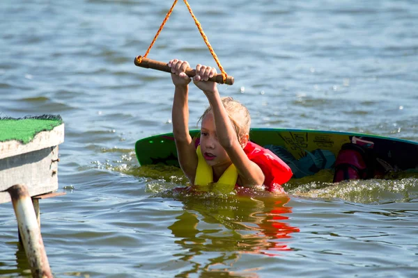 Kiteboarding Wake Park Děti Učí Bruslit Snímek Vodě Palubě Letní — Stock fotografie