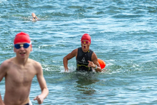 オデッサ ウクライナ 2018 Oceanman オープン オープンウォーター スイミング子供のための競争 水泳子供の海岸から海の水面水と水泳で大きなレースに入る スポーツ ライフ — ストック写真