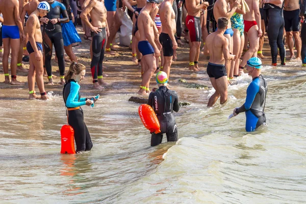 Odessa, Ukrayna - 19 Ağustos 2018: geleneksel spor yarışları milletin. Hayatta kalmak, açık denizde su, yüzme maratonu için engeller ile Ukrayna yarış aşırı tehlikeli bir yolda sınar.