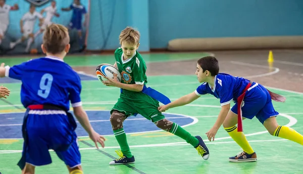 乌克兰奥德萨 幼儿在封闭大厅的城市学校德比比赛中打橄榄球 儿童运动 孩子们参加橄榄球比赛 为孩子们的胜利而战 健康的生活方式 — 图库照片