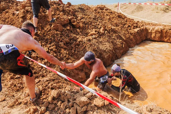 Odessa, Ukrayna-Ağustos 19, 2018: Geleneksel spor yarışları milletin. Deniz, tehlikeli engellerin üstesinden dağlık hayatta kalmak için Ukraynalı yarış yüzme ve aşırı mahkemelere tehlikeli yol