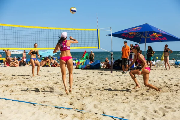 乌克兰奥德萨 2017年8月26日 游戏节期间在沙滩上举行的乌克兰沙滩排球锦标赛 男人和女人在沙滩上打排球 沙滩上的排球 沙滩排球 — 图库照片