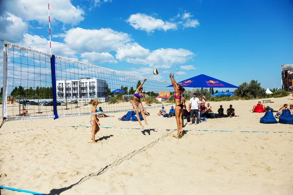 オデッサ ウクライナ 2017 ウクライナ ビーチ バレーボール選手権 ゲームまつり海の上 男性と女性は ビーチの砂のバレーボールをプレイします 砂の上のバレーボール — ストック写真
