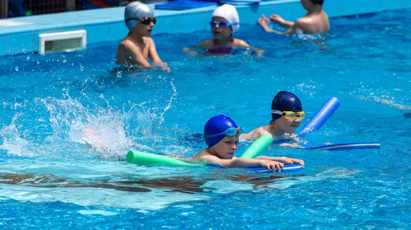 保加利亚瓦尔纳 2017年5月31日 迷人快乐的孩子喜欢与儿童游泳池一起洗澡 教练教游泳的孩子在游泳池里 运动的孩子 儿童运动 — 图库照片