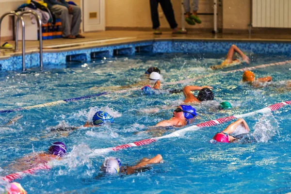 乌克兰奥德萨 2016年9月24日 乌克兰锦标赛铁人三项运动员在儿童中游泳 儿童在室内游泳池游泳比赛 — 图库照片
