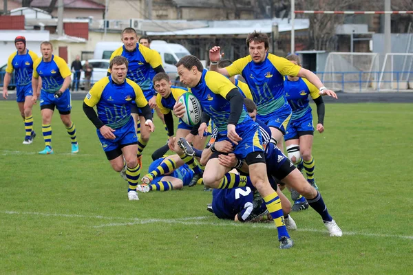 Odessa, Ukrayna -7 Nisan 2013: Uluslararası Avrupa Kupası rugby. Moldova ve Ukrayna ekibi. Oyuncular dürtükleme ve şiddetle mücadele amaçlı bulundurma topu. Maç gergin Muharebesi