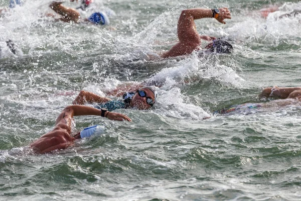 Odessa, Ukrayna - 19 Ağustos 2018: geleneksel spor yarışları milletin. Hayatta kalmak, açık denizde su, yüzme maratonu için engeller ile Ukrayna yarış aşırı tehlikeli bir yolda sınar.