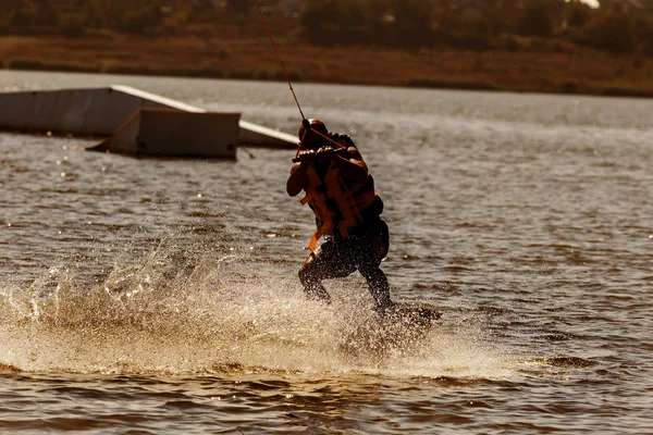 Wake Park Esportes Aquáticos Praia Verão Atleta Desliza Bordo Água — Fotografia de Stock