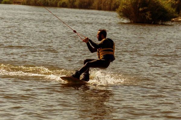 Wake Park Nyári Strand Vízi Sportok Sportoló Siklik Fedélzeten Víz — Stock Fotó