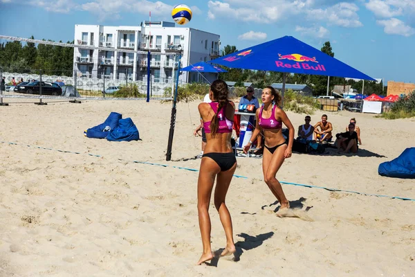 オデッサ ウクライナ 2017 ウクライナ ビーチ バレーボール選手権 ゲームまつり海の上 男性と女性は ビーチの砂のバレーボールをプレイします 砂の上のバレーボール — ストック写真