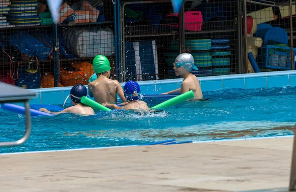 Varna Bulgaria Mayo 2017 Encantadores Niños Felices Disfrutan Bañándose Piscina — Foto de Stock