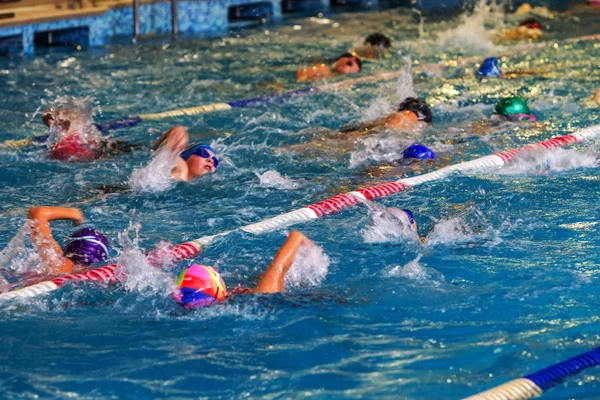 乌克兰奥德萨 2016年9月24日 乌克兰锦标赛铁人三项运动员在儿童中游泳 儿童在室内游泳池游泳比赛 — 图库照片