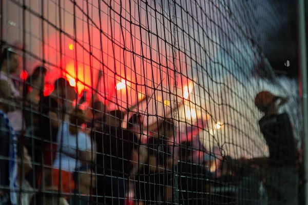 敖德萨 乌克兰 July2 2018 锐化背景 狂热的球迷在比赛中的永恒对手的立场 架子上的风扇是快乐的 火光和挥舞着旗帜 流氓轻火白光的球迷 — 图库照片