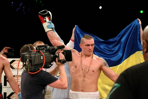 敖德萨 乌克兰 2014年 世界重量级拳击冠军 亚历山大 Usyk 乌克兰拳击后赢得职业拳击塞萨尔的 Vsoey 团队与大卫 Crenz — 图库照片