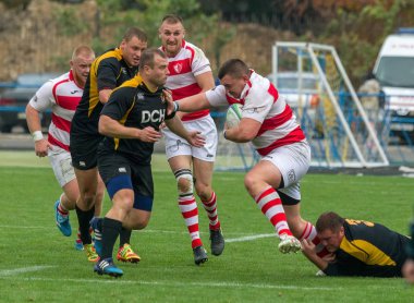 Odessa, Ukrayna - Okt 20, 2017: Odessa - Harkov Rugby Şampiyonası Milli takım. Rugby topu için oyuncuların yoğun mücadele. Yeşil alan stadyum üzerinde dinamik oyun