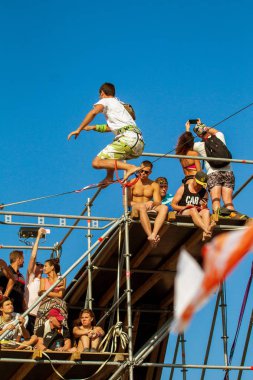 Odessa, Ukrayna 25 Ağustos 2017: slackline, highline sıkı halat yürüyüş bir atlet. Walker Highline doğa sporları Festivali için rekabet içinde yer aldığı