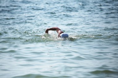 Odessa, Ukrayna - 19 Ağustos 2018: geleneksel spor yarışları milletin. Hayatta kalmak, açık denizde su, yüzme maratonu için engeller ile Ukrayna yarış aşırı tehlikeli bir yolda sınar.