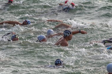 Odessa, Ukrayna - 19 Ağustos 2018: geleneksel spor yarışları milletin. Hayatta kalmak, açık denizde su, yüzme maratonu için engeller ile Ukrayna yarış aşırı tehlikeli bir yolda sınar.