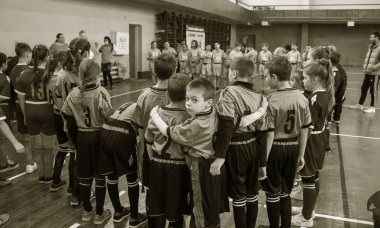 Odessa, Ukrayna - Hazi 24,2018: Küçük çocuklar kapalı salonunda şehir okulun derby Oyunlar sırasında rugby oynamak. Çocuk spor. Çocuk rugby 5 oyun. Çocuk zafer için mücadele. Sağlıklı yaşam tarzı