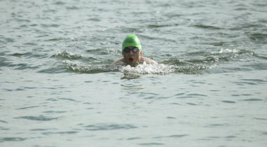 Odessa, Ukrayna - Eylül 2018: Odessa, Oceanman Biz Are açık su yüzme yarışmalar. Run su ve büyük yüzme yarışında içine siyah açık su sahilden yüzücüler