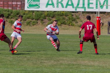 Odessa, Ukrayna - 10 Eylül 2017: Uluslararası rugby turnuva ekipleri Chisinau - Moldova ve Odessa - Ukrayna arasında. Sıkı rugby oyunu yeşil çim sahada parçası