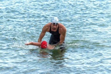 Odessa, Ukrayna - 09.08.2018: Oceanman biz açık yüzme Yarışması çocuklar arasında açık suda. Quadriplegic yüzücü. Küçük çocuk, bir atlet bir bacak olmadan rekabet yüzme katılır