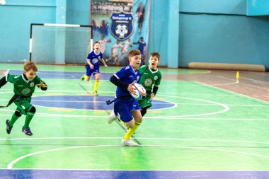 Odessa, Ukrayna - Hazi 24,2018: Küçük çocuklar kapalı salonunda şehir okulun derby Oyunlar sırasında rugby oynamak. Çocuk spor. Çocuk rugby 5 oyun. Çocuk zafer için mücadele. Sağlıklı yaşam tarzı