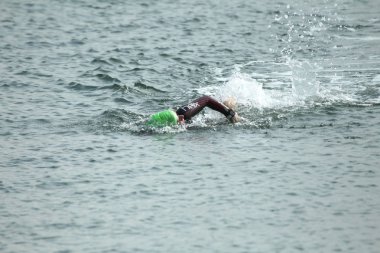 Odessa, Ukrayna - Eylül 2018: Odessa, Oceanman Biz Are açık su yüzme yarışmalar. Run su ve büyük yüzme yarışında içine siyah açık su sahilden yüzücüler