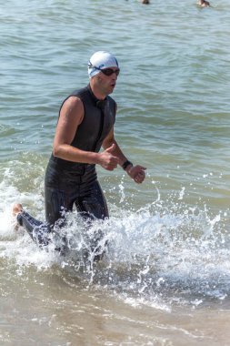 Odessa, Ukrayna - 19 Ağustos 2018: geleneksel spor yarışları milletin. Hayatta kalmak, açık denizde su, yüzme maratonu için engeller ile Ukrayna yarış aşırı tehlikeli bir yolda sınar.