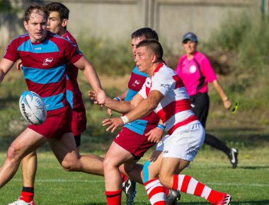 Odessa, Ukrayna - 10 Eylül 2017: Uluslararası rugby turnuva ekipleri Chisinau - Moldova ve Odessa - Ukrayna arasında. Sıkı rugby oyunu yeşil çim sahada parçası
