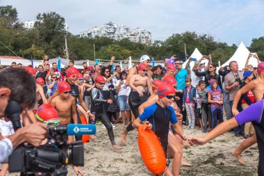 Odessa, Ukrayna - 8.09.2018: rekabet çocuklar için yüzme Oceanman biz açık açık su. Shore yüzücüler çocuklar içine su ve büyük yüzme yarışında açık deniz suya. Spor yaşam tarzı