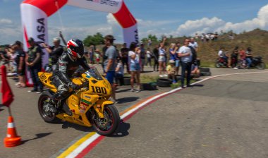 Odessa, Ukrayna - 10 Haziran 2018: Motosiklet yarışı. Dinamik ve gerçekçi yarış motosikletler yarış pisti üzerinde. Benzersiz motosiklet, aşırı shoi, tekerlekler, Isıtma gelen duman sitesinde drift