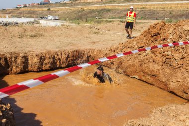 Odessa, Ukrayna-Ağustos 19, 2018: Geleneksel spor yarışları milletin. Deniz, tehlikeli engellerin üstesinden dağlık hayatta kalmak için Ukraynalı yarış yüzme ve aşırı mahkemelere tehlikeli yol