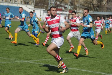 Odessa, Ukrayna - 21 Nisan 2018: Uluslararası ragbi eş Credo - Odessa ve beyaz kurt - Moldova. Erkekler maç sırasında mücadelenin bir gergin anı. Rugby oyunu, Erkek