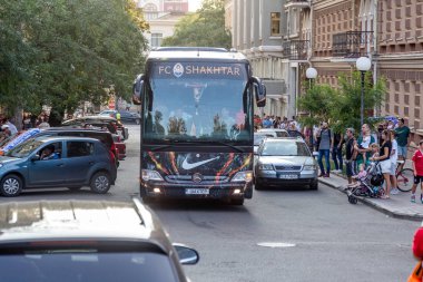 Odessa, Ukrayna - 21 Temmuz 2018: futbol kulübü stadyuma hamle Shakhtar Şirket otobüs markalı. Tutkunlarının Fotoğraf Kulübü otobüs - Shakhtar Donetsk markalı. Futbol sembolleri. Club kurumsal otobüs