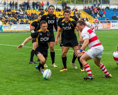 Odessa, Ukrayna - Okt 20, 2017: Odessa - Harkov Rugby Şampiyonası Milli takım. Rugby topu için oyuncuların yoğun mücadele. Yeşil alan stadyum üzerinde dinamik oyun