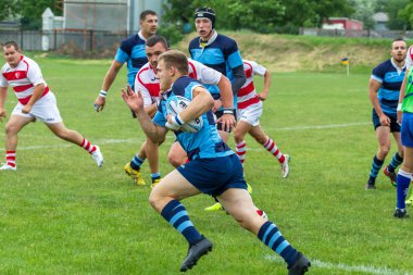 Odessa, Ukrayna - 26 Mayıs 2018: Ukrayna Kupası Politechnik - Odessa ve Credo - 65 Odessa (kırmızı). Rugby topu için oyuncuların yoğun mücadele. Yeşil alan stadyum üzerinde dinamik oyun
