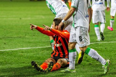 Odessa, Ukrayna - 3 Aralık 2015: Fc Karpaty ve Shakhtar Donetsk Ukrayna Kupası topu için Şampiyonlar Ligi mücadelede bir maçta. Ayrıntı oyunun.