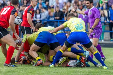 Odessa, Ukrayna - 15 Mayıs 2016: Yarı final UEFA Kupa Rugby. Ukrayna ekibi ile Moldova arasındaki gergin oyun. Avrupa Kupası Rws IRB gümüş madalya için savaş