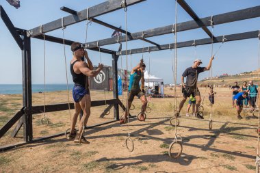 Odessa, Ukrayna-Ağustos 19, 2018: Geleneksel spor yarışları milletin. Deniz, tehlikeli engellerin üstesinden dağlık hayatta kalmak için Ukraynalı yarış yüzme ve aşırı mahkemelere tehlikeli yol