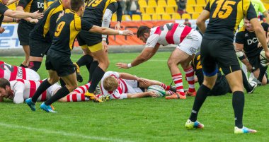 Odessa, Ukrayna - Okt 20, 2017: Odessa - Harkov Rugby Şampiyonası Milli takım. Rugby topu için oyuncuların yoğun mücadele. Yeşil alan stadyum üzerinde dinamik oyun