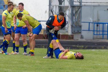 Odessa, Ukrayna - 15 Mayıs 2016: Oyuncu sırasında yarım fincan son rugby Avrupa'nın ciddi bir sakatlık yaşadı. Sert spor oyun tıbbi yardım atlet. Sporcular için ambulans
