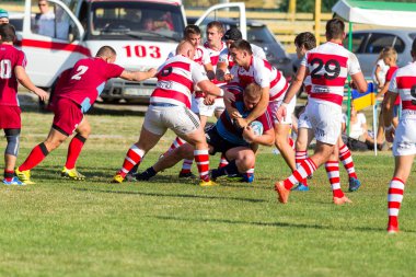 Odessa, Ukrayna - 10 Eylül 2017: Uluslararası rugby turnuva ekipleri Chisinau - Moldova ve Odessa - Ukrayna arasında. Sıkı rugby oyunu yeşil çim sahada parçası