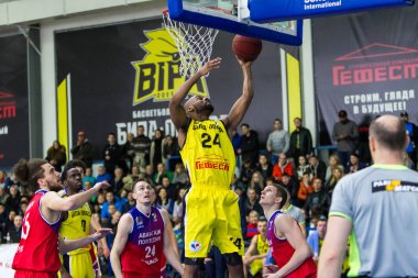 Odessa, Ukrayna - 18 Şubat 2018: Kupası Ukrayna Basketbol. Dinamik derby çatışma basketbol kulüpleri yüksek Ligi. Basketbol savaş oyun an