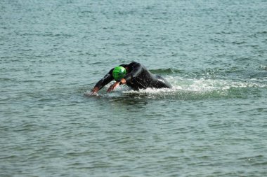 Odessa, Ukrayna - Eylül 2018: Odessa, Oceanman Biz Are açık su yüzme yarışmalar. Run su ve büyük yüzme yarışında içine siyah açık su sahilden yüzücüler
