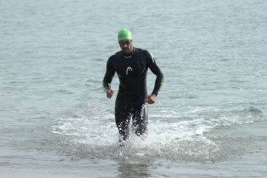 Odessa, Ukrayna - Eylül 2018: Odessa, Oceanman Biz Are açık su yüzme yarışmalar. Run su ve büyük yüzme yarışında içine siyah açık su sahilden yüzücüler