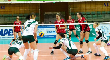 Odessa, Ukrayna - Eylül 12, 2017: 2018 voleybol Cev Kupası - kadınlar. Oynanan Khimik Yujni (Ukrayna) - beyaz ve Zesar VFM'nin Franches-Montagnes (İsviçre) - kırmızı. Bayanlar voleybol oyun vurguladı