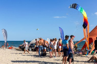 Odessa, Ukrayna - 26 Ağustos 2017: Kiteboarding. Dalgalar deniz doğa sporları Kitesurfing eğlence. Eğlence etkinlikleri, su sporları, eylem, Hobiler ve eğlenceli yaz aylarında. Kiteboarding spor