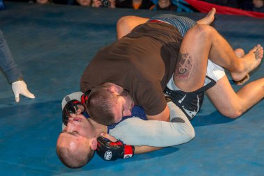 Odessa, Ukrayna - 14 Ekim 2015: Bölgesel kavgalar içinde belgili tanımlık çalmak. Atletizm Mma savaşçıları yarışmak, atar ve yumruk ve tekme ile sonuçlanan dövüş sanatları karışık. Savaşın dramatik an